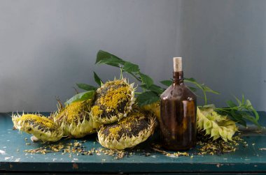 Tahta arka planda sarımsak ve baharatlı taze yeşil kuşkonmaz.