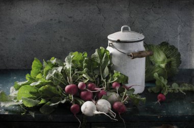 Mutfakta retro efektli gri arka planda taze sebzeler var.. 