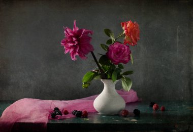 Hayat kırmızı ve pembe çiçeklerle dolu 