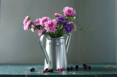 Durgun, vahşi kırmızı çiçeklerle dolu bir hayat. 