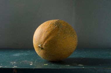 Sarı olgun kavun gri masada 