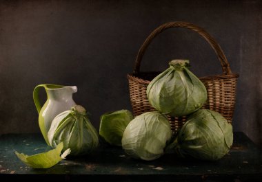 Tahta arka planda sepette taze sarımsak, köy tarzı. 