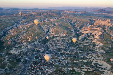 Kapadokya içinde uçan sıcak balonlar, goreme, hindi. Kapadokya 'nın hava görüntüsü. 