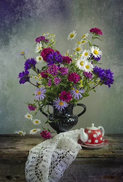 Vahşi Çiçekler Çiçeklerle Dolu Sakin Bir Hayat — Stok fotoğraf