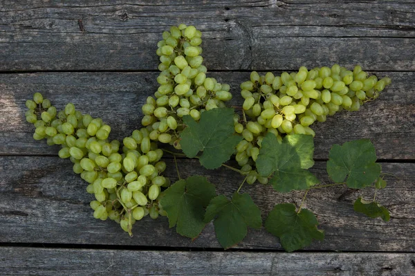 Groene Druiven Een Houten Achtergrond — Stockfoto