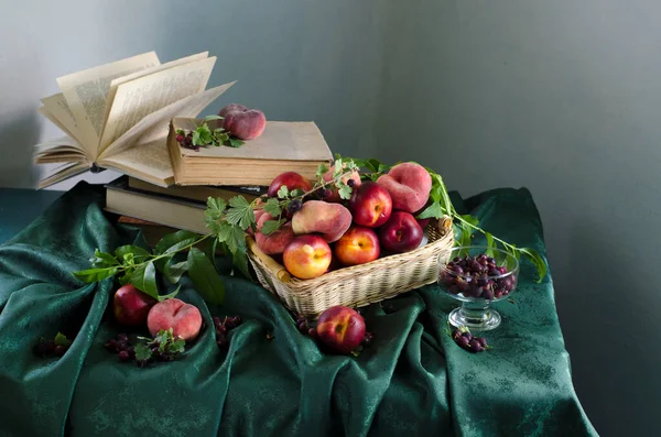 Bunch Fresh Ripe Apples Red Apple Table — Stock Photo, Image