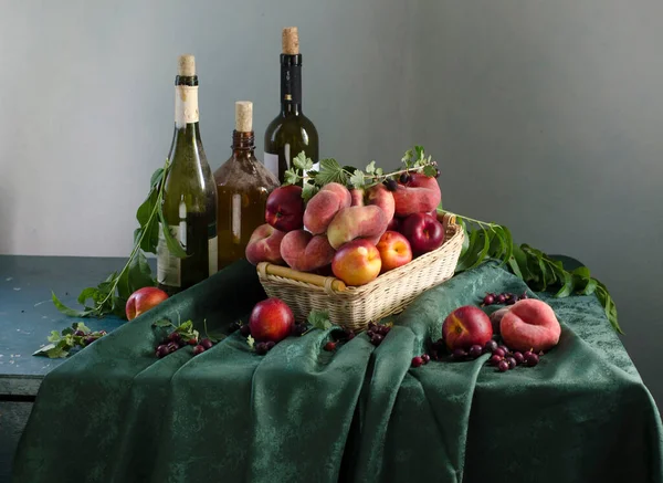 Stilleven Met Rode Groene Appels Druiven Een Mandje Een Houten — Stockfoto