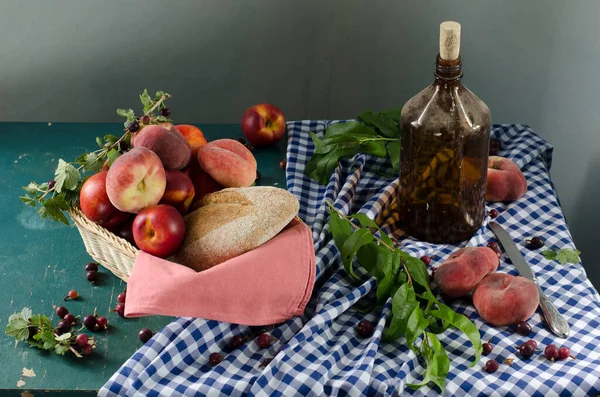Picknicktafel Met Brood Kaas Druiven Olijven Olijfolie — Stockfoto