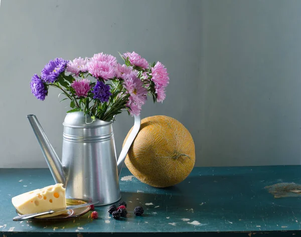 Stillleben Mit Einem Strauß Blumen Und Einem Strauß Wildblumen — Stockfoto