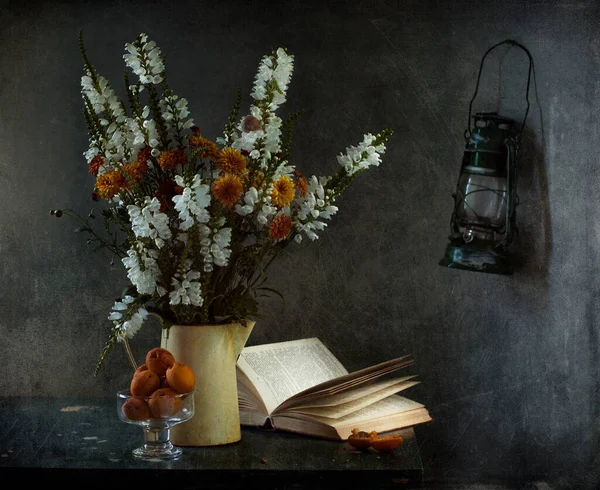 Stillleben Aus Strauß Und Blumen Rustikalen Stil — Stockfoto