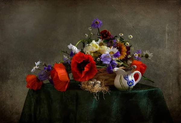 Strauß Wilder Blumen Korb Auf Dem Tisch — Stockfoto