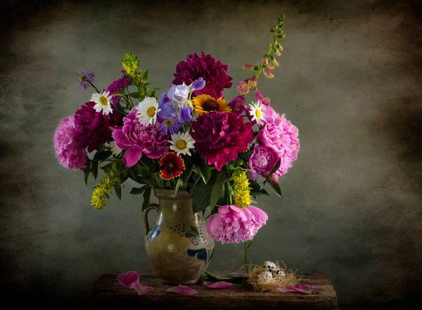 Çiçeklerle Dolu Sakin Bir Hayat Kırsal Bir Arka Planda Buket — Stok fotoğraf