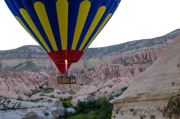 Heißluftballon Fliegt Über Blauem Himmel — Stockfoto