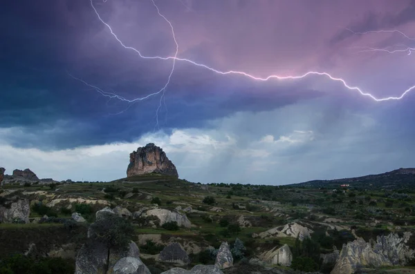 暗い青空の下で嵐の風景の中に形成された岩の美しいショット — ストック写真