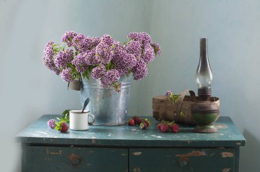 Vazoda çiçeklerle dolu bir hayat 