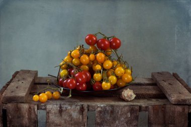 Ahşap zemin üzerinde taze domatesler 