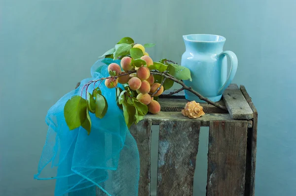 Taze Yeşil Beyaz Üzümler Ahşap Arka Planda Mavi Çiçekler — Stok fotoğraf