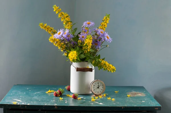 Strauß Wilder Blumen Und Blauer Krug Auf Dem Holztisch Rustikale — Stockfoto