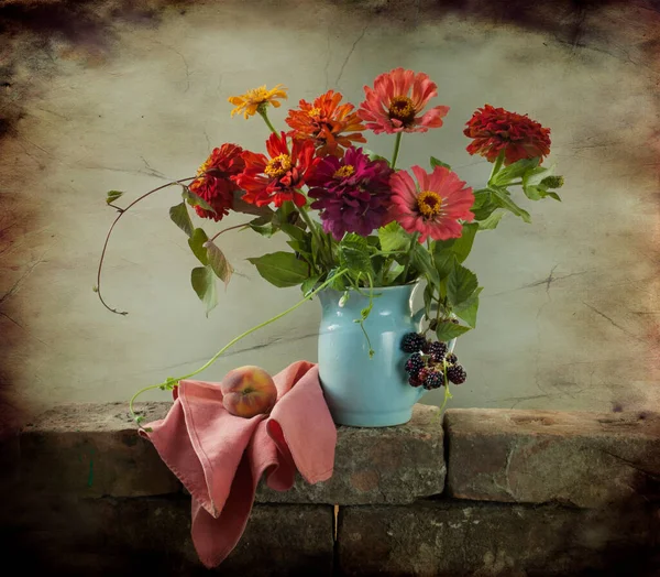 Eski Ahşap Masa Üzerinde Eski Moda Çiçeklerle Dolu Bir Buket — Stok fotoğraf