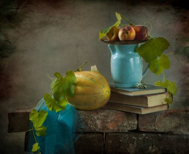 Kitaplarla ve sonbahar çiçekleriyle dolu bir hayat 