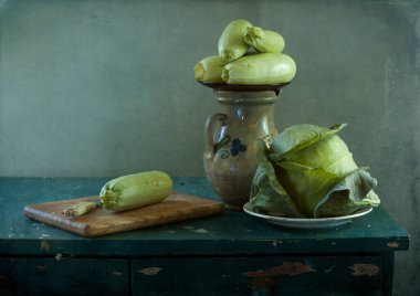 İncirli ve yeşil soğanlı sakin bir hayat Eski ahşap bir tahtanın üzerinde, köy tarzı 