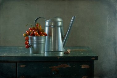 Kırmızı böğürtlenli, kırmızı beyaz şaraplı ve eski metal kupalı klasik hayat.. 