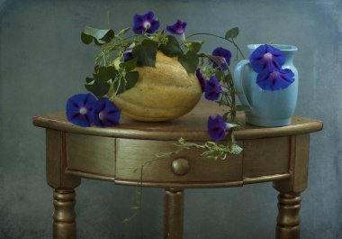 Vazoda çiçeklerle dolu bir hayat 