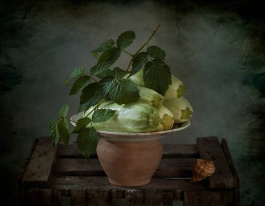 ahşap zemin üzerine yeşil lahana 