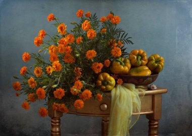 Tahta bir arka planda güzel bir buket çiçek. 