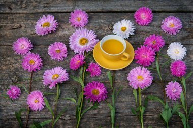 Eski arka planda bir fincan çay ve çiçek.. 