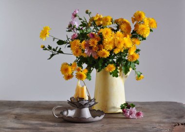 Sürahi içinde güzel çiçekler 