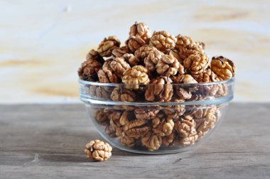 Beyaz ahşap masada lezzetli cevizli kase. 