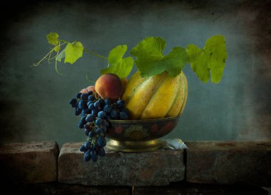 Üzümlü ve sarı yapraklı sakin bir hayat 