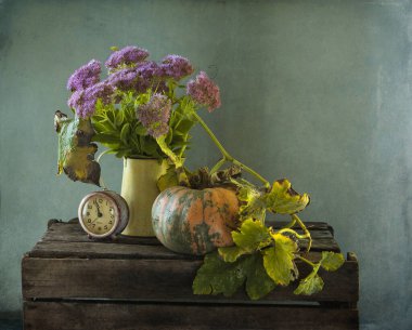 Vazoda bir buket yabani çiçekle durgun bir hayat. 