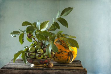 Mavi arka planda olgun incirler ve yeşil yapraklarla dolu bir hayat 