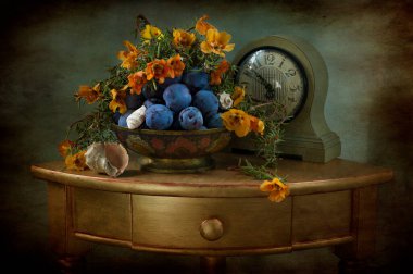 Bir buket sarı ve mavi üzümle sakin bir hayat 