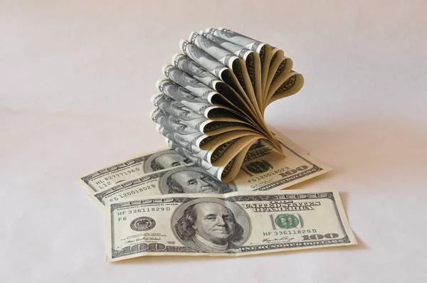 Dolar ve bir tomar para. 