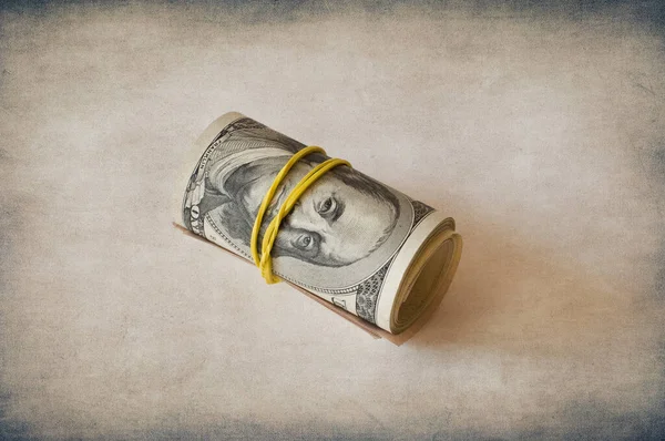 Tahta arka planda bir yığın para. 