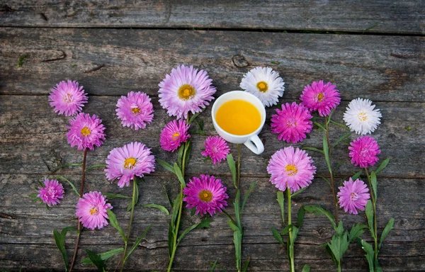 Kırsal ahşap masada yabani papatya çayı. 