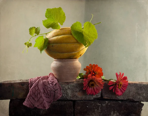 Ahşap bir duvarın yüzeyindeki seramik vazoda güzel bir çiçek görüntüsü. 