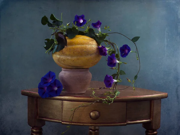 Une Nature Morte Vase Bleu Fleurs Une Pomme Jaune Sur — Photo