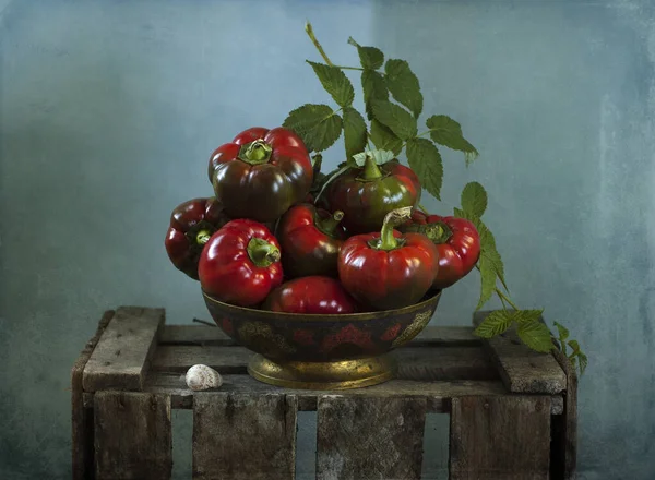 Verse Rijpe Rode Tomaten Een Houten Kom Rustieke Vintage Achtergrond — Stockfoto