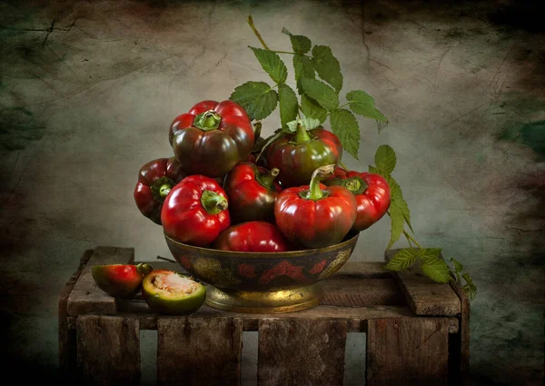 Tahta arka planda taze domateslerle dolu bir hayat. 