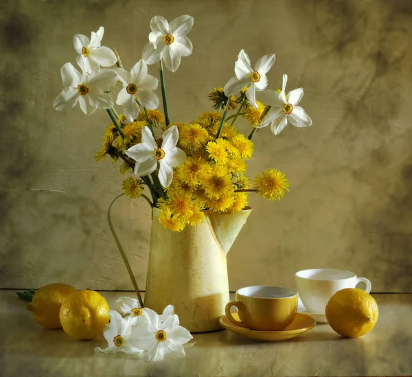 Schöne Blumen Auf Dem Tisch — Stockfoto