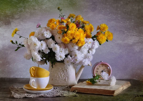 Schöne Gelbe Blumen Eine Tasse Tee Und Ein Strauß Gänseblümchen — Stockfoto