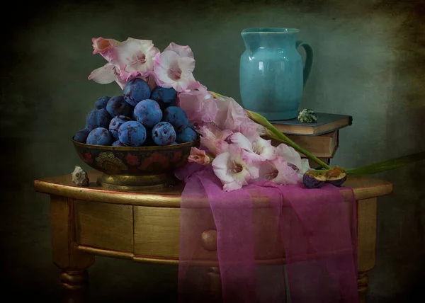Nature Morte Avec Bouquet Raisins Bleus Bleuets Cerises Sur Fond — Photo