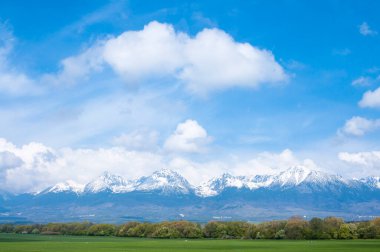 kar ve mavi gökyüzü ile manzara 