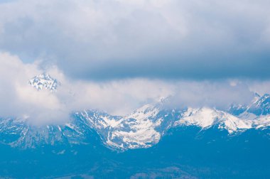 Dağları ve bulutları olan güzel bir manzara 