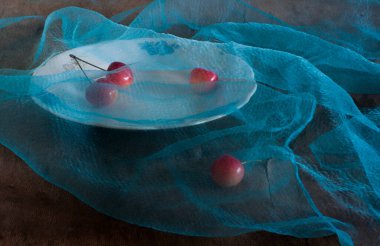 Mavi arka planda taze kirazlar 