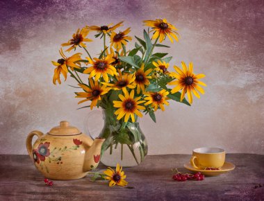 Sarı çiçekli natürmort 